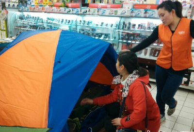 市光明路與弦歌大道交叉口污水堵路半個(gè)月無人治理，居民生活與戶外活動受影響